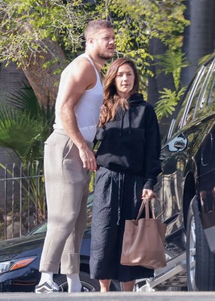 Los Angeles, CA - *EXCLUSIVE* - Shredded Dan Reynolds picks up girlfriend Minka Kelly's luggage from her limo as she arrives home in Los Angeles. Dan then loads Kelly's car before sending her off with a kiss and a loving embrace. Pictured: Minka Kelly, Dan Reynolds BACKGRID USA MARCH 13, 2023 USA: +1 310 798 9111 / usasales@backgrid. com UK: +44 208 344 2007 uksales@backgrid.com *UK Customers - Images containing children, please rasterize face before posting*